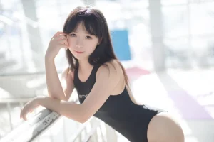 樱落酱w《泳池竞泳》主题写真：32张全套美图