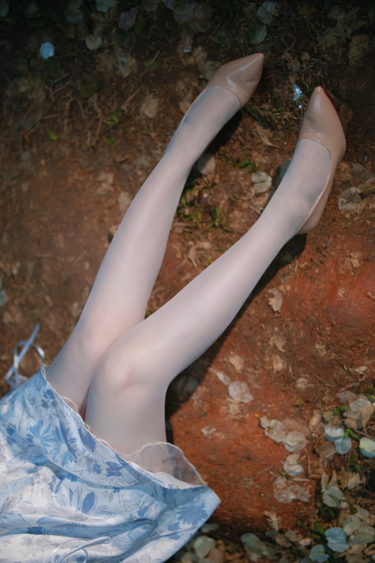 洛桑w伊梓《春夏之交》主题写真：45张全套美图