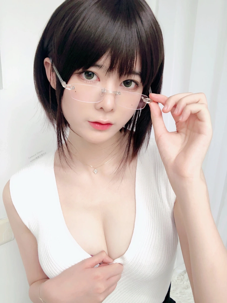 眼酱大魔王w《办公小姐姐w》主题写真：26张全套美图