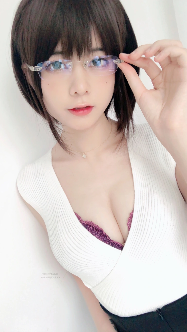眼酱大魔王w《办公小姐姐w》主题写真：26张全套美图