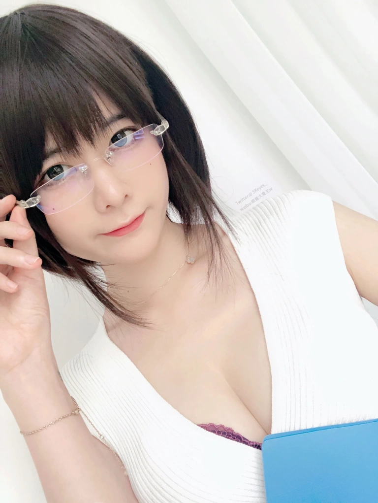 眼酱大魔王w《办公小姐姐w》主题写真：26张全套美图