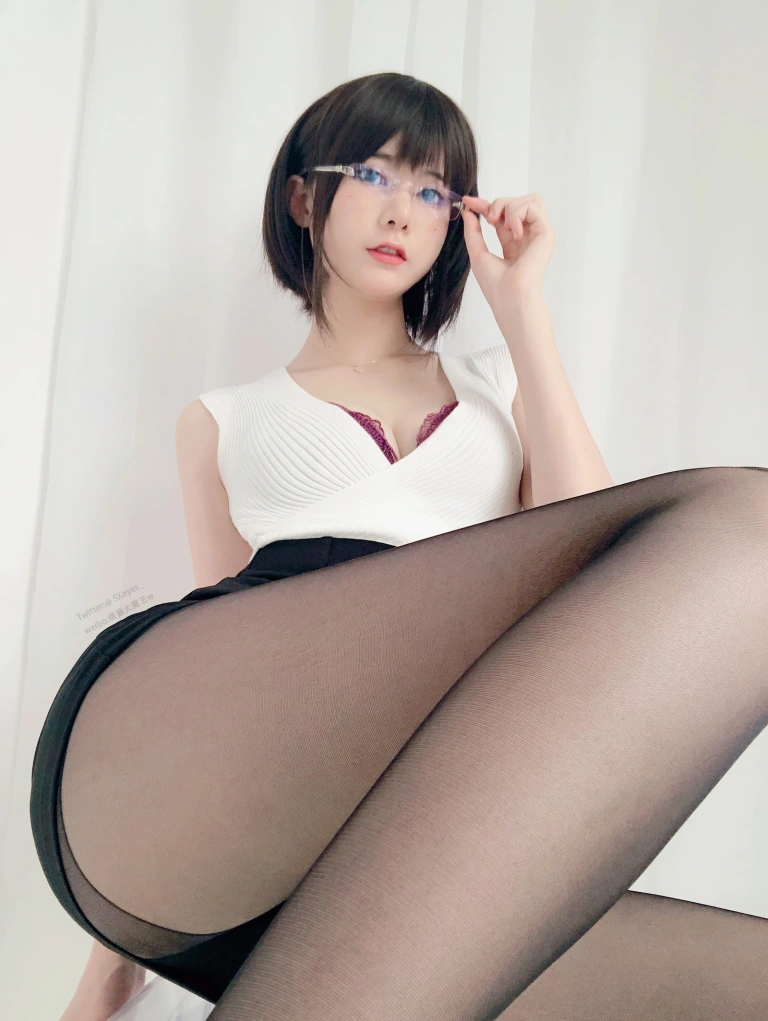 眼酱大魔王w《办公小姐姐w》主题写真：26张全套美图