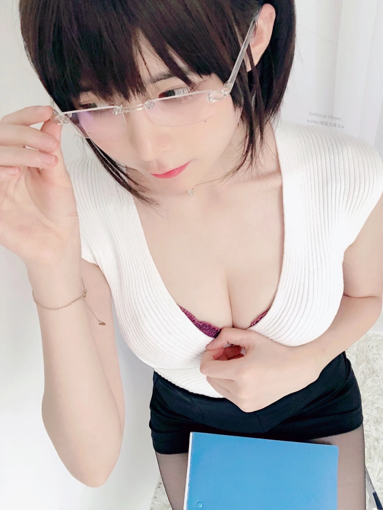 眼酱大魔王w《办公小姐姐w》主题写真：26张全套美图