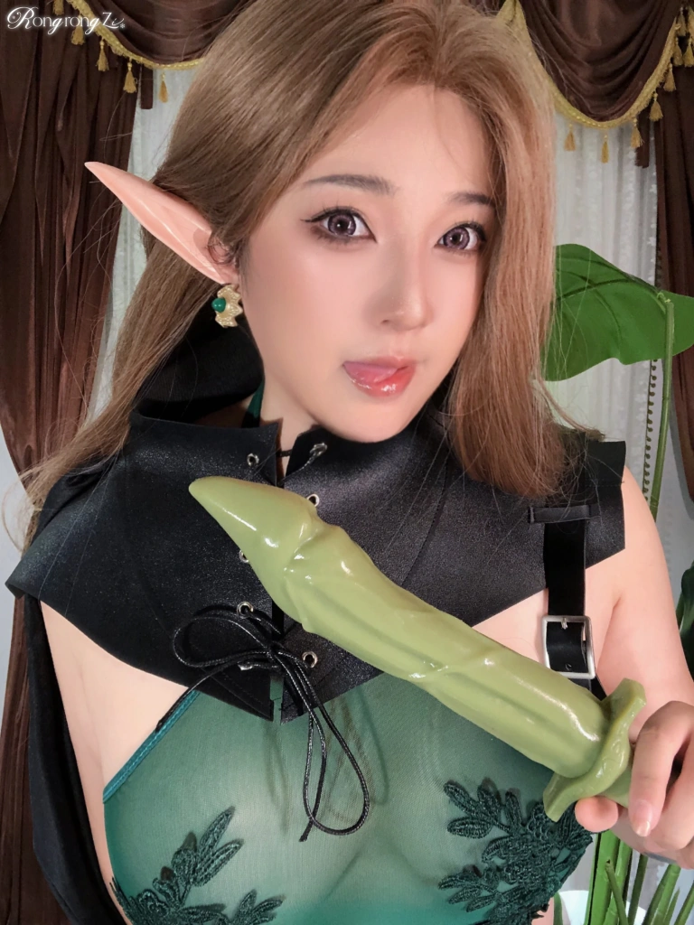 小容仔咕咕咕w《精灵女战士》主题写真：30张全套美图