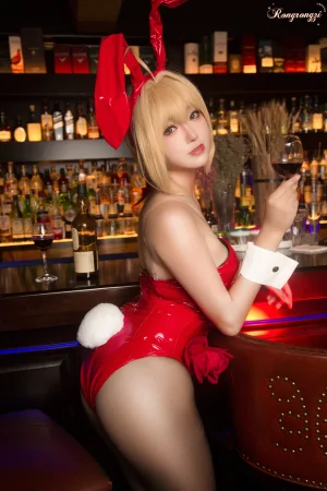 小容仔咕咕咕w《FGO 尼禄兔女郎》主题写真：34张全套美图
