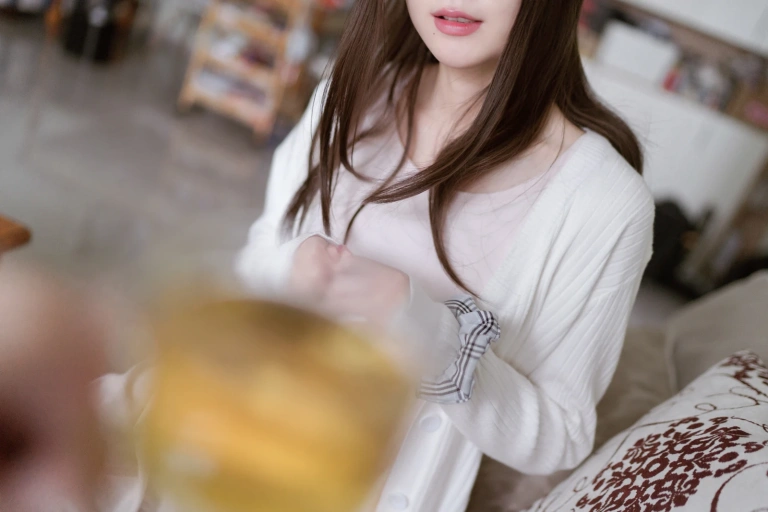 眼酱大魔王w《人妻丝袜红茶》主题写真：57张全套美图