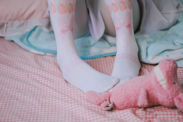 眼酱大魔王w《踩玩偶系列+女仆》主题写真：13张全套美图