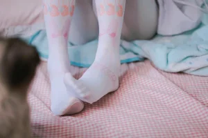 眼酱大魔王w《踩玩偶系列+女仆》主题写真：13张全套美图