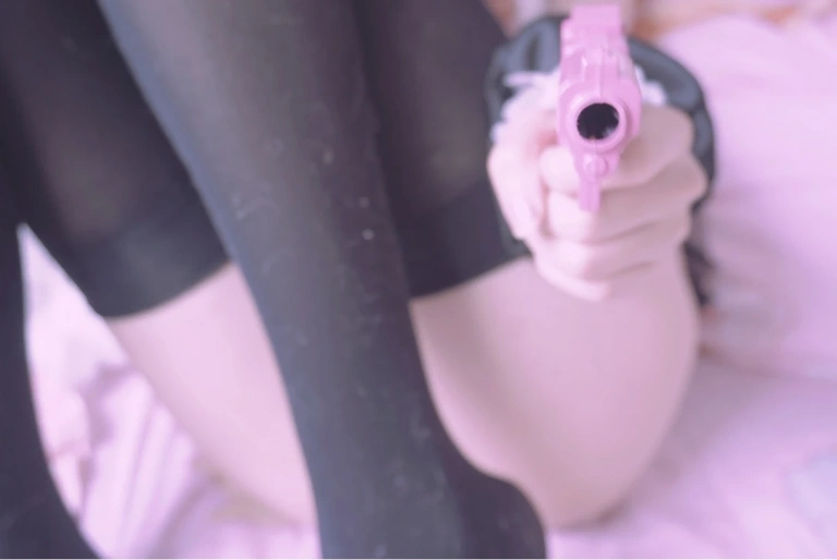 眼酱大魔王w《持枪少女》主题写真：20张全套美图