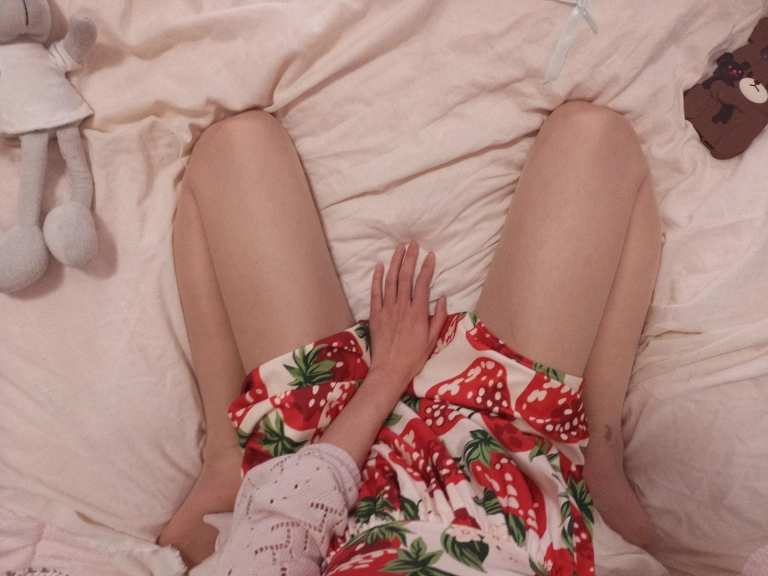 眼酱大魔王w《肉丝踩玩偶带视频》主题写真：15张全套美图，含3个视频