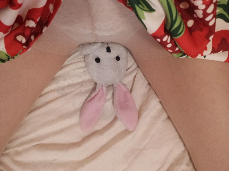 眼酱大魔王w《肉丝踩玩偶带视频》主题写真：15张全套美图，含3个视频