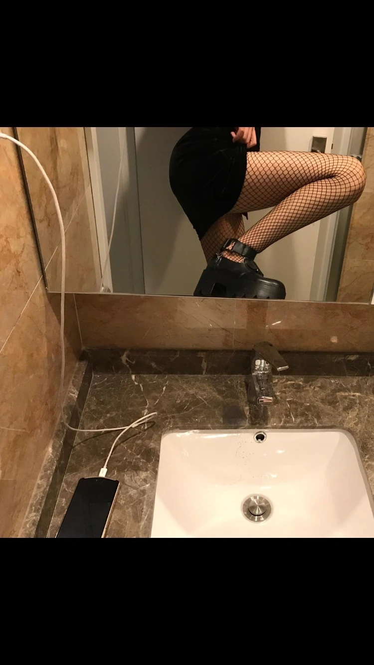 眼酱大魔王w《网袜》主题写真：9张全套美图