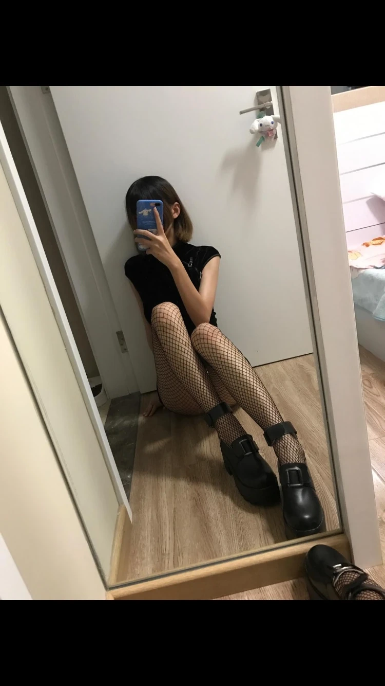 眼酱大魔王w《网袜》主题写真：9张全套美图