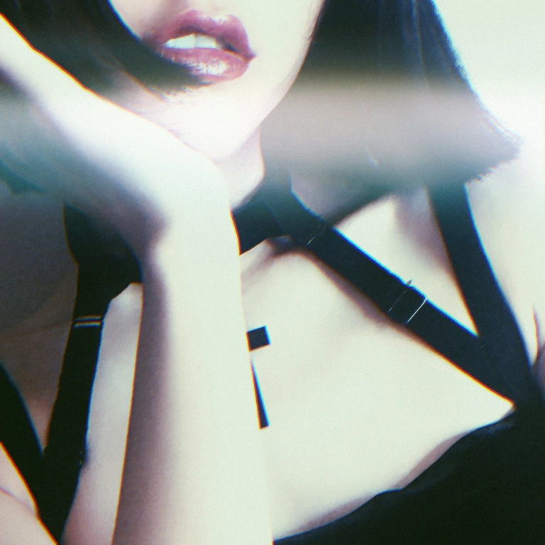 眼酱大魔王w《项圈身体局部》主题写真：7张全套美图