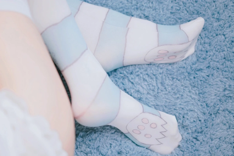 眼酱大魔王w《足控必备（白丝）》主题写真：15张全套美图
