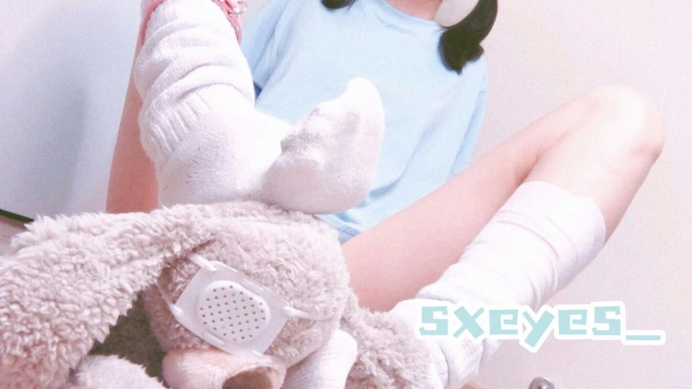 眼酱大魔王w《T恤白丝》主题写真：10张全套美图