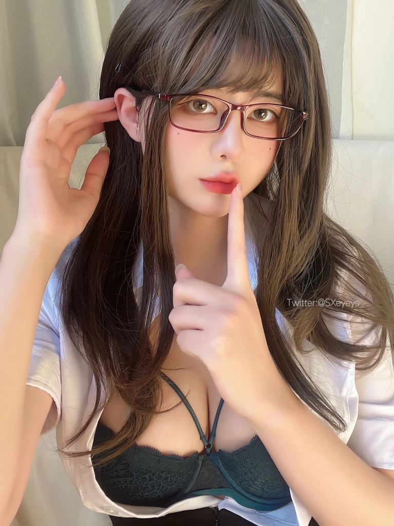 眼酱大魔王w《Fantia 2022年01月会员合集》主题写真：12张全套美图
