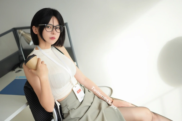 眼酱大魔王w《Fantia 2023年12月会员合集》主题写真：28张全套美图，含1个视频