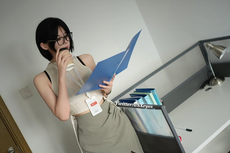 眼酱大魔王w《Fantia 2023年12月会员合集》主题写真：28张全套美图，含1个视频