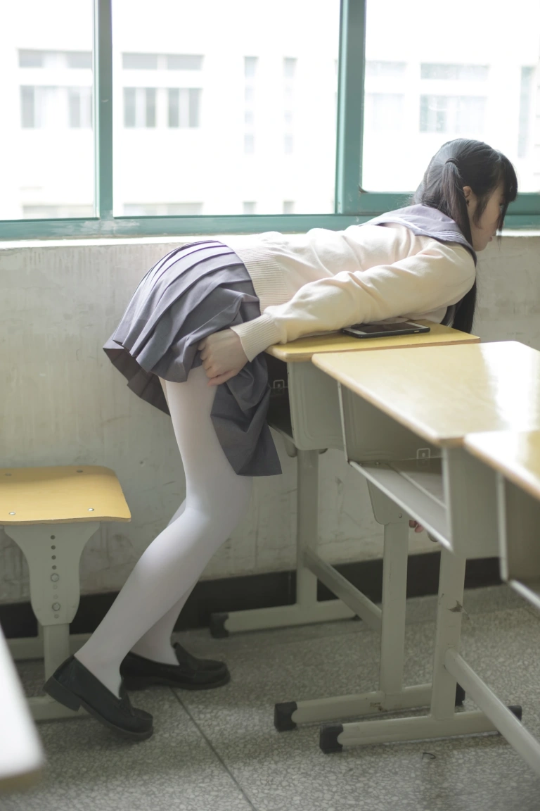 森萝财团《X-017》主题写真：99张全套美图，含1个视频