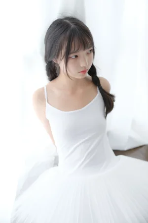 森萝财团《X-042》主题写真：115张全套美图，含1个视频