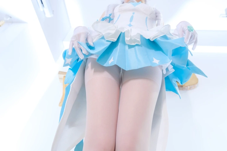 森萝财团aika《冬日公主未流出套图》主题写真：100张全套美图，含1个视频