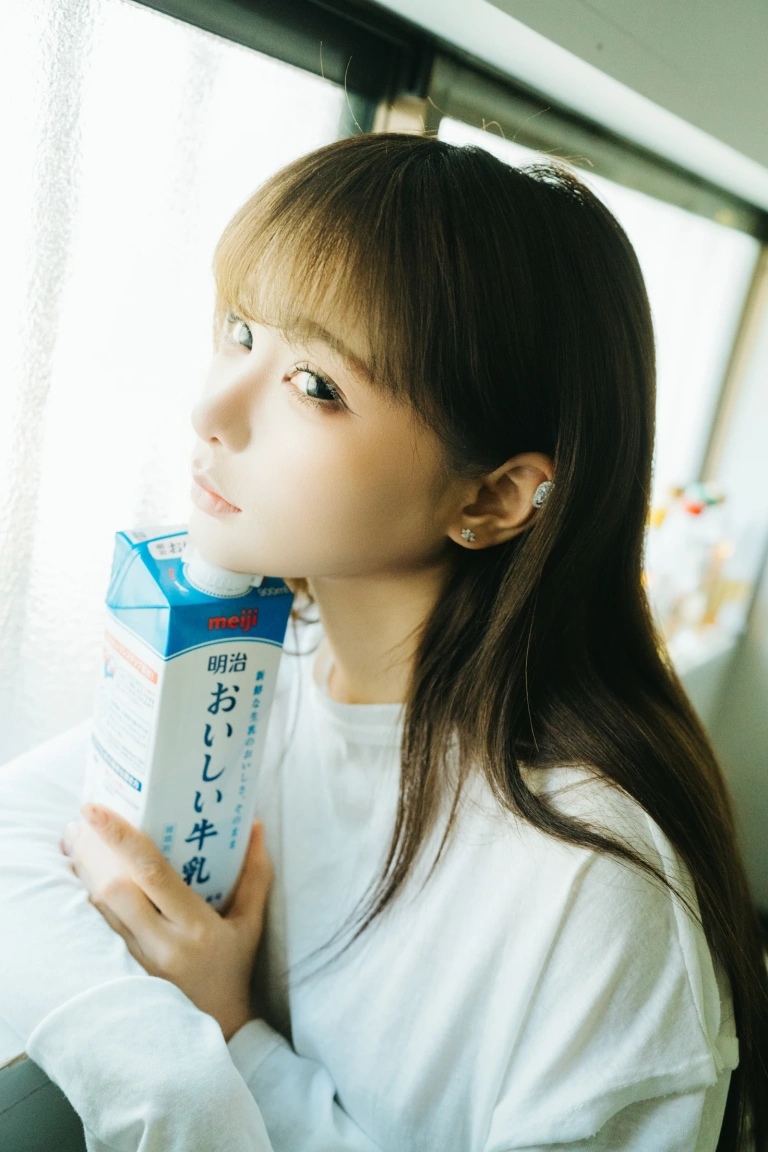 蠢沫沫《牛奶》主题写真：22张全套美图