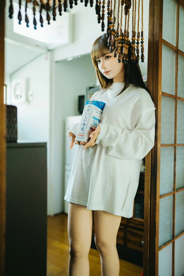 蠢沫沫《牛奶》主题写真：22张全套美图