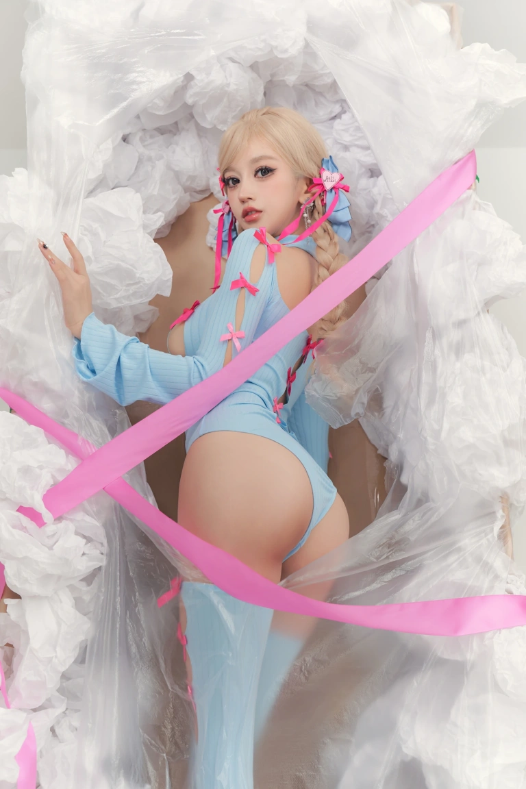 过期米线线喵《异世界玩偶》主题写真：56张全套美图