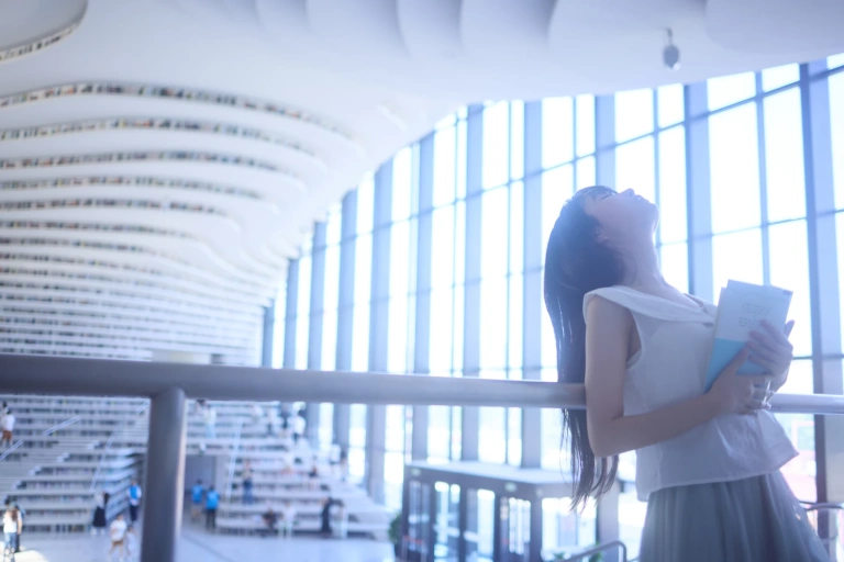 shika小鹿鹿《图书馆》主题写真：16张全套美图