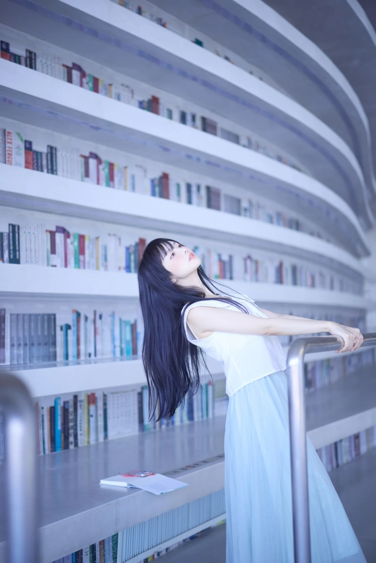 shika小鹿鹿《图书馆》主题写真：16张全套美图