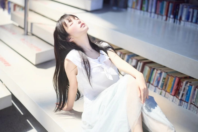 shika小鹿鹿《图书馆》主题写真：16张全套美图