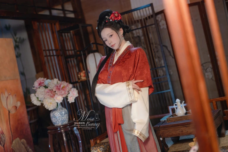 yiko湿润兔《年02月订阅快马加鞭金莲迎春》主题写真：94张全套美图，含2个视频