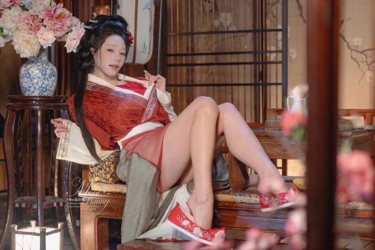 yiko湿润兔《年02月订阅快马加鞭金莲迎春》主题写真：94张全套美图，含2个视频