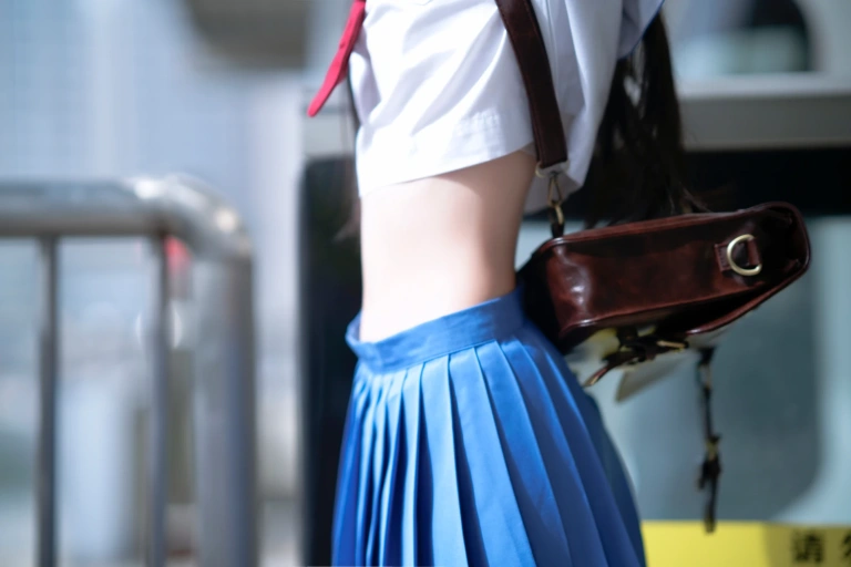 桜桃喵《地铁jk》主题写真：33张全套美图