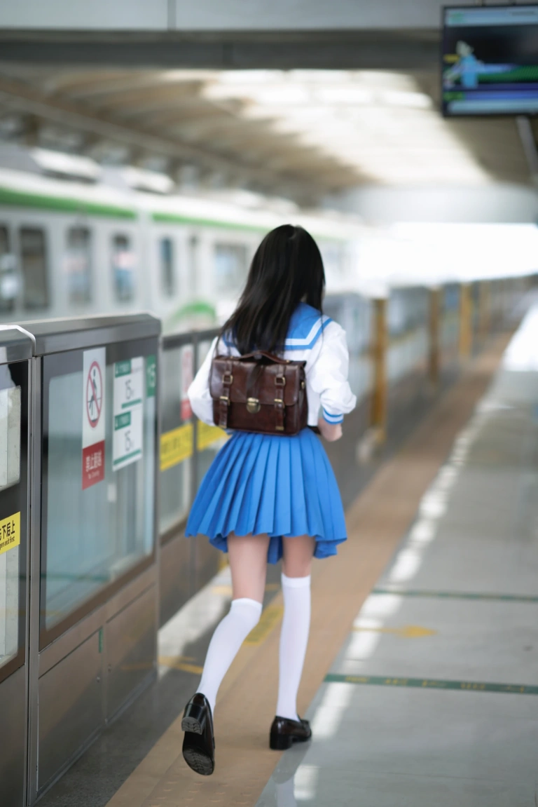 桜桃喵《地铁jk》主题写真：33张全套美图