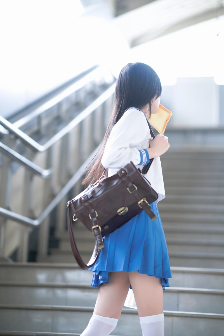 桜桃喵《地铁jk》主题写真：33张全套美图