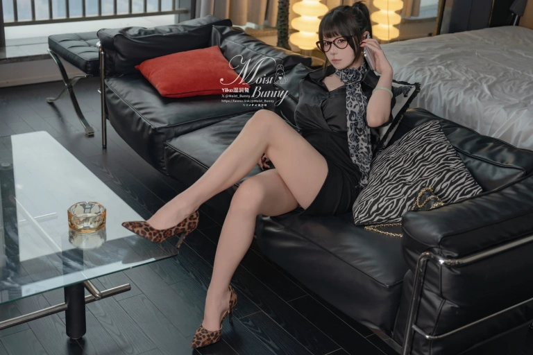 Yiko湿润兔《总裁攻略 [145P1V-1.76GB]》主题写真：145张全套美图，含1个视频