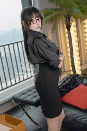 Yiko湿润兔《总裁攻略 [145P1V-1.76GB]》主题写真：145张全套美图，含1个视频