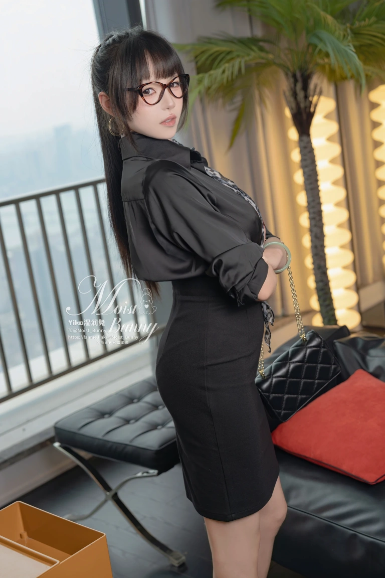 Yiko湿润兔《总裁攻略 [145P1V-1.76GB]》主题写真：145张全套美图，含1个视频