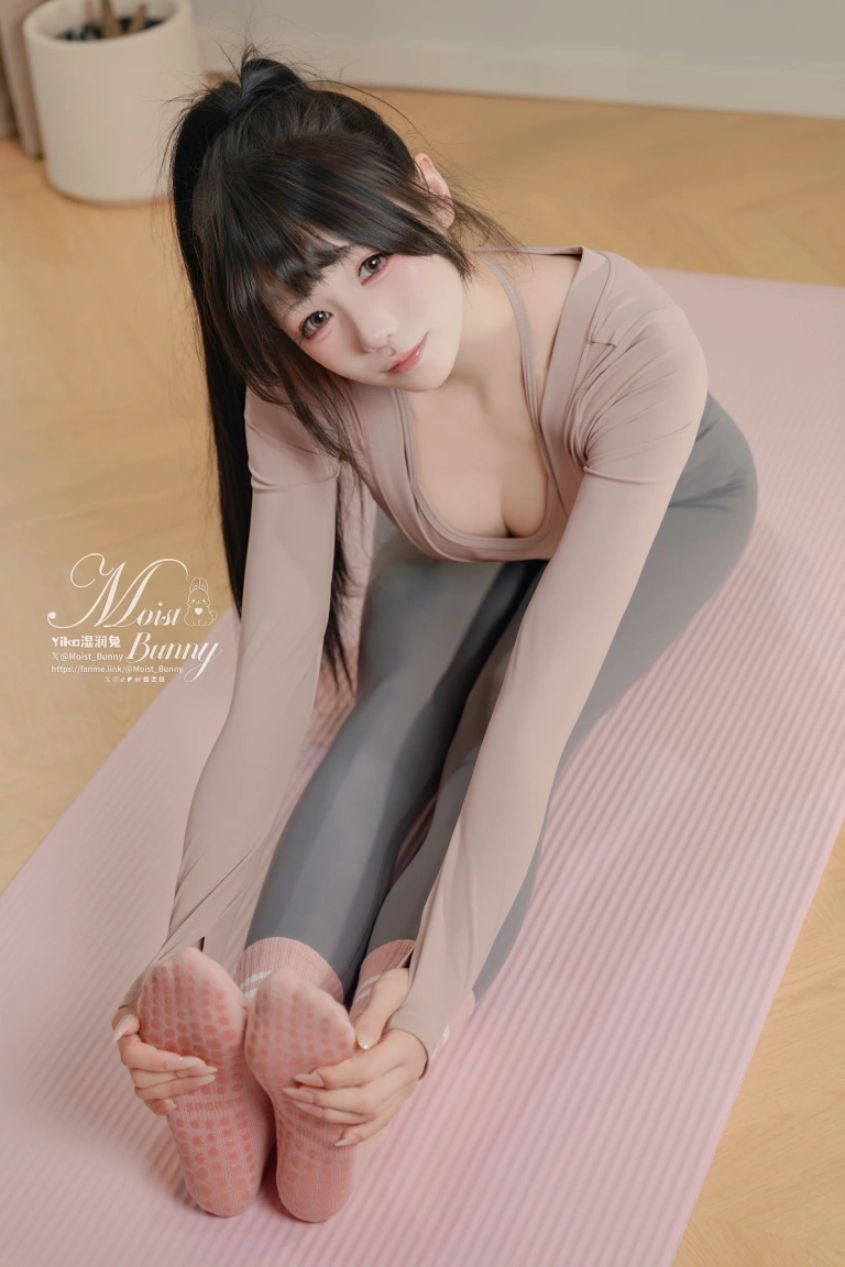 Yiko湿润兔《上门私教课 [109P2V-2.76GB]》主题写真：110张全套美图，含2个视频