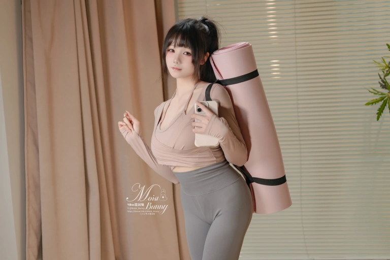 Yiko湿润兔《上门私教课 [109P2V-2.76GB]》主题写真：110张全套美图，含2个视频