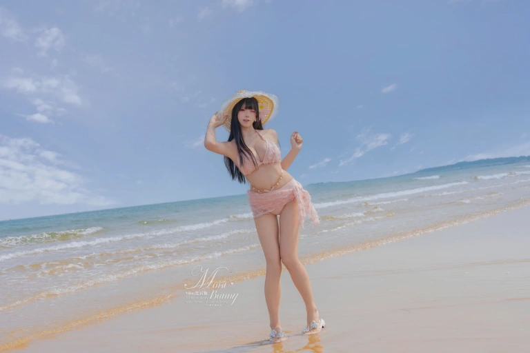 Yiko湿润兔《粉红假日 [97P3V-2.17GB]》主题写真：97张全套美图，含3个视频