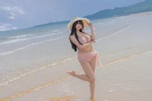 Yiko湿润兔《粉红假日 [97P3V-2.17GB]》主题写真：97张全套美图，含3个视频