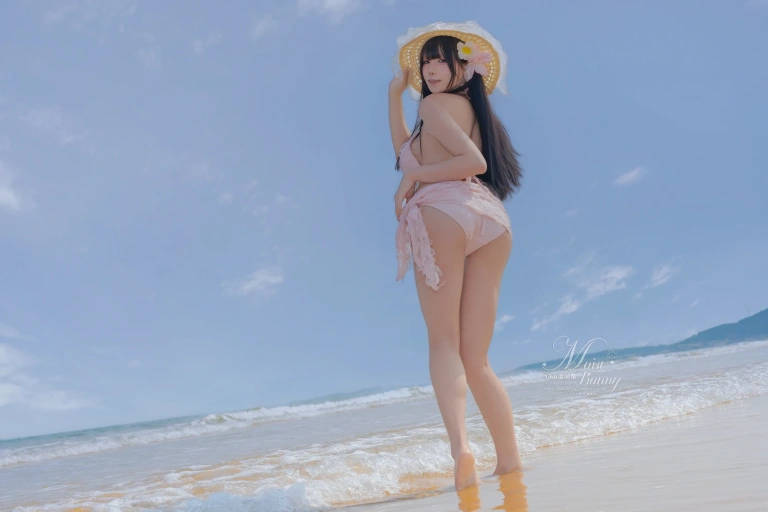 Yiko湿润兔《粉红假日 [97P3V-2.17GB]》主题写真：97张全套美图，含3个视频