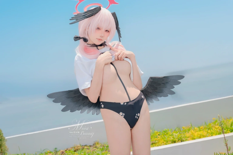 Yiko湿润兔《下江小春 泳装 [96P2V-2.4GB]》主题写真：96张全套美图，含2个视频