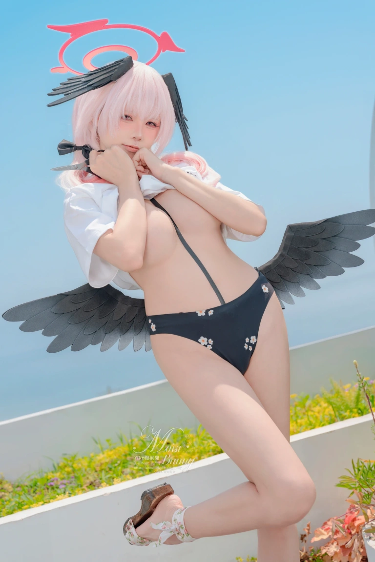 Yiko湿润兔《下江小春 泳装 [96P2V-2.4GB]》主题写真：96张全套美图，含2个视频