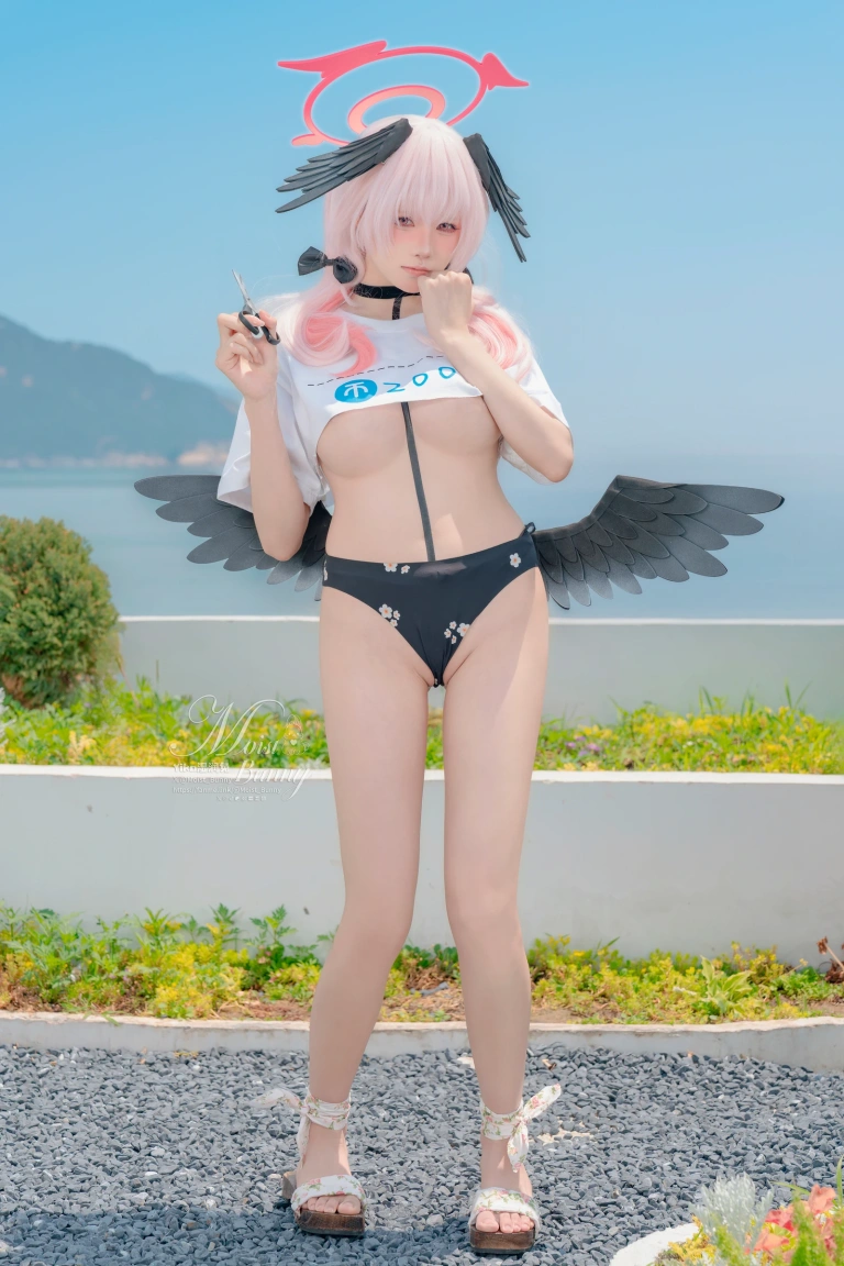 Yiko湿润兔《下江小春 泳装 [96P2V-2.4GB]》主题写真：96张全套美图，含2个视频