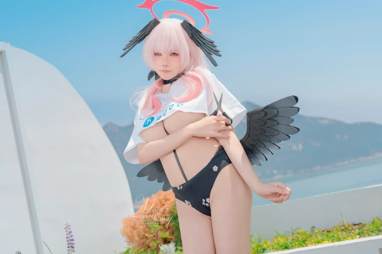 Yiko湿润兔《下江小春 泳装 [96P2V-2.4GB]》主题写真：96张全套美图，含2个视频