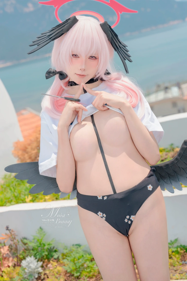Yiko湿润兔《下江小春 泳装 [96P2V-2.4GB]》主题写真：96张全套美图，含2个视频